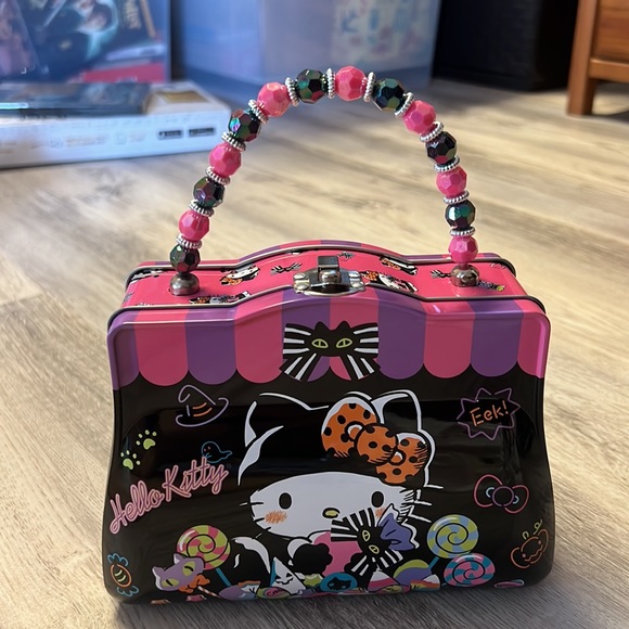 Hello Kitty Halloween tin box with beaded handle - Picture 3 of 6